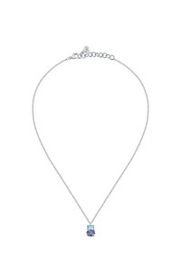 Collana in argento con un piccolo pendente che presenta una gemma blu chiaro e una gemma blu scuro, incastonate in una montatura a griffe.