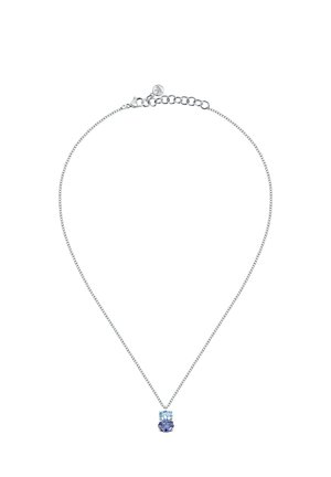 Collana in argento con un piccolo pendente che presenta una gemma blu chiaro e una gemma blu scuro, incastonate in una montatura a griffe.
