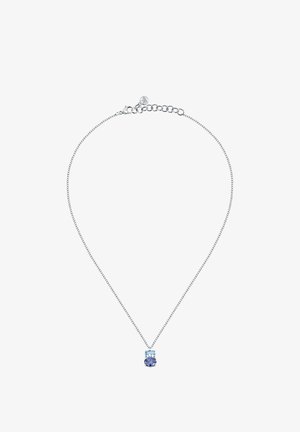 Collana in argento con un piccolo pendente che presenta una gemma blu chiaro e una gemma blu scuro, incastonate in una montatura a griffe.