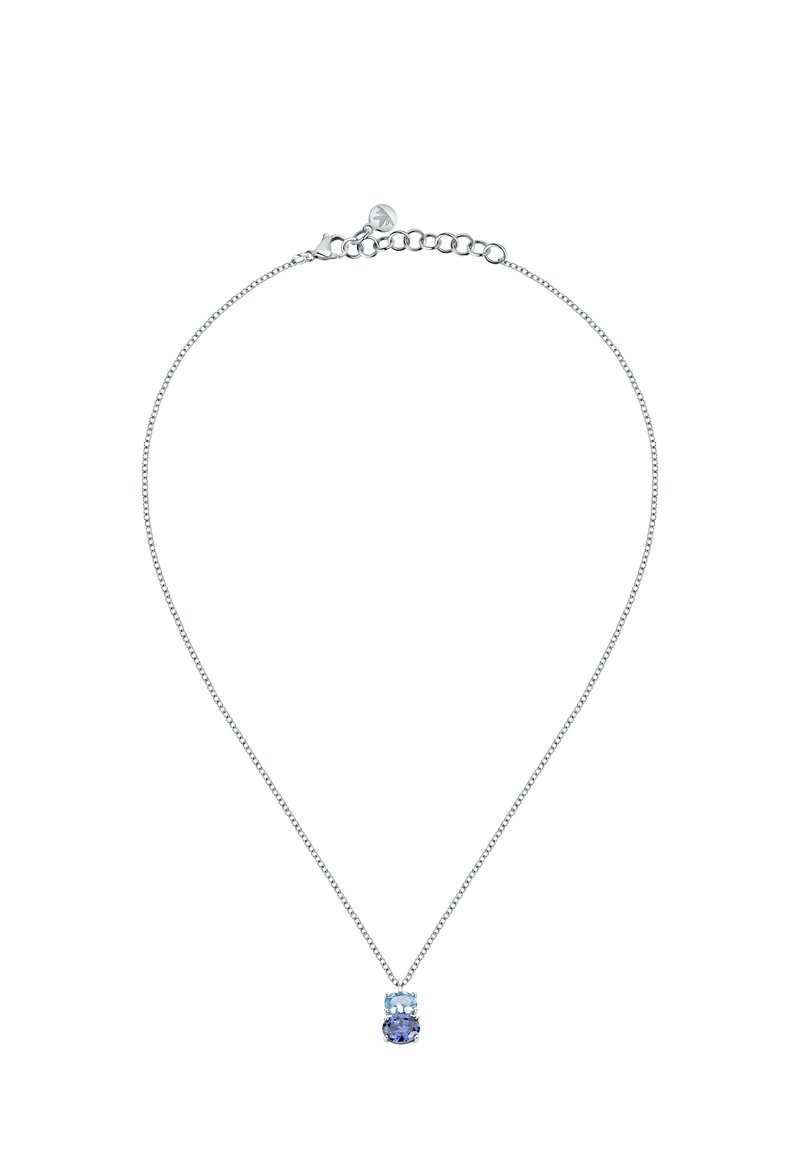 Collana in argento con un piccolo pendente che presenta una gemma blu chiaro e una gemma blu scuro, incastonate in una montatura a griffe.