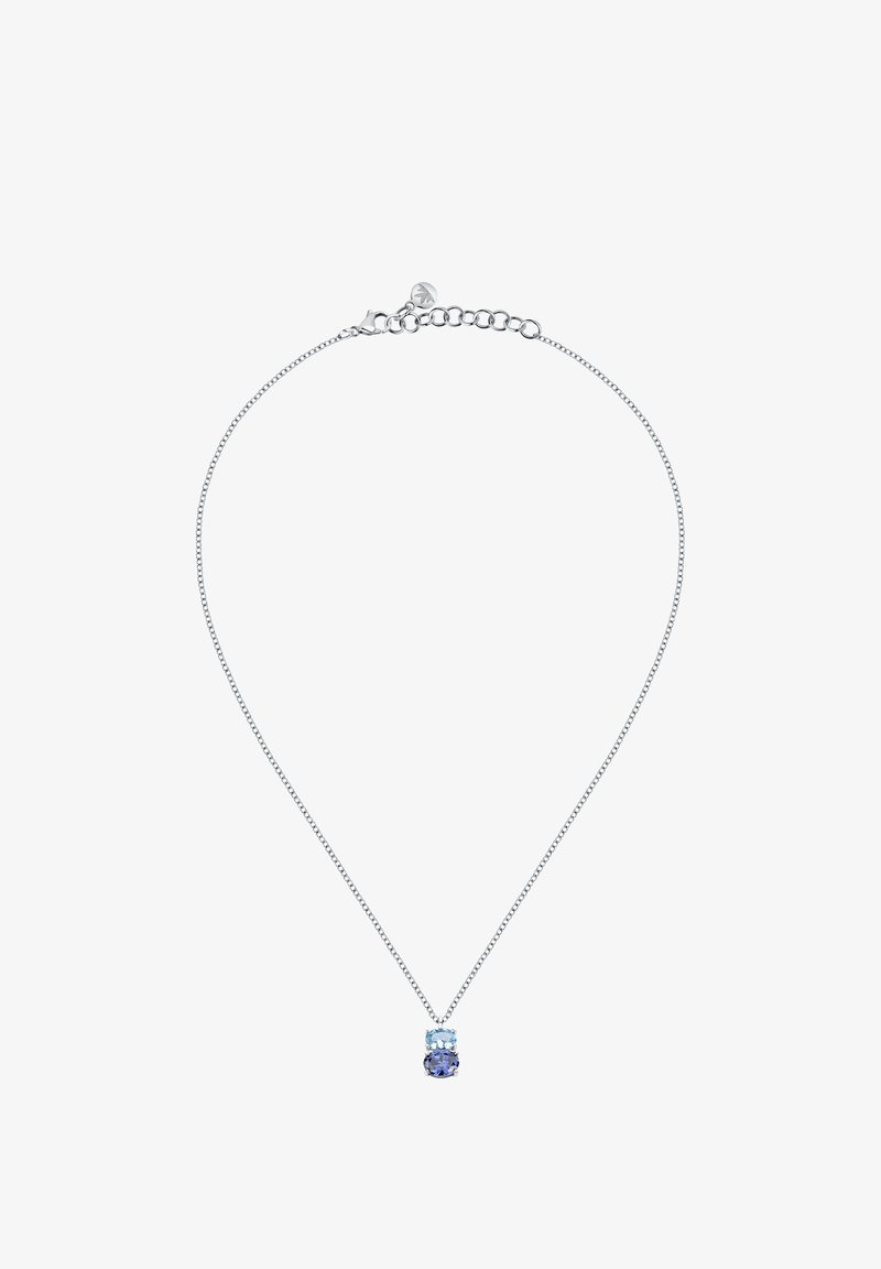 Collana in argento con un piccolo pendente che presenta una gemma blu chiaro e una gemma blu scuro, incastonate in una montatura a griffe.