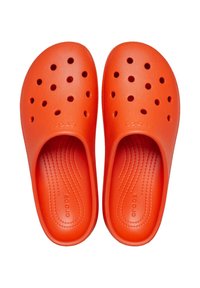 Sabots orange avec des trous de ventilation, fabriqués en matériau synthétique. Texture lisse avec une forme incurvée et logo de marque en relief sur la semelle intérieure.