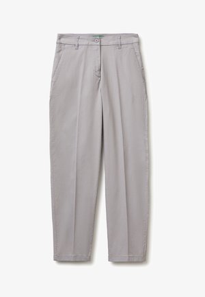 Jasnoszare spodnie o prostych nogawkach z frontowym zapięciem na guzik i zamek, bocznymi kieszeniami oraz szlufkami na pasek, ułożone na płasko na białym tle.