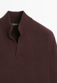 Bordowy sweter dziany z półzamkniętym kołnierzem na zamek, prążkowanym wykończeniem pod szyją i fakturowaną tkaniną. Metka z napisem "Massimo Dutti", wskazująca markę.