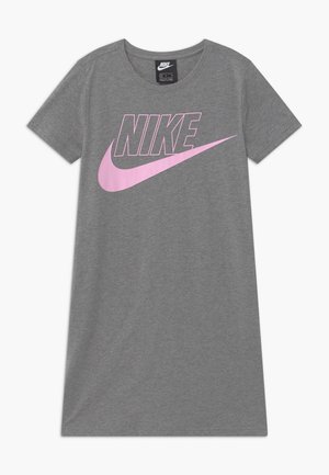 Camiseta gris de manga corta Nike con gran logo Nike rosa y swoosh en la parte delantera.
