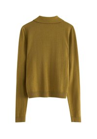 Sennepsgrønt langærmet sweater med krave, ensartet tekstur, tætsiddende ved taljen og ribbede manchetter og kant. Vist fra bagsiden.