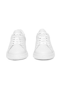 Białe skórzane sneakersy z zaokrąglonym noskiem, przeszyciami oraz płaskimi sznurowadłami. Gumowa podeszwa z teksturowanym wzorem antypoślizgowym. Ogólny minimalistyczny design.