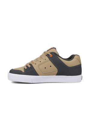 Tan en marineblauwe sneakers met een gestructureerde afwerking, voorzien van een witte zool, contrasterende oranje veterogen en een zijaccentvorm.