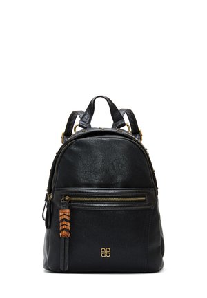 Sac à dos en cuir noir au design arrondi, avec des accessoires en métal doré, une poche zippée à l'avant et un accent décoratif en cuir.