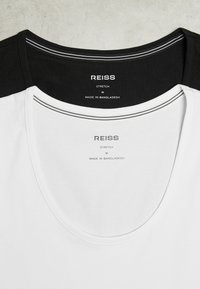 Due t-shirt elasticizzate in cotone, una nera e una bianca, taglia media, prodotte in Bangladesh, con etichetta del marchio REISS all'interno della scollatura.