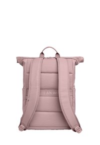 Różowy, wyściełany plecak z regulowanymi paskami, zamknięciem typu roll-top i małym logo. Materiał jest gładki; posiada kieszeń boczną i uchwyt na górze.
