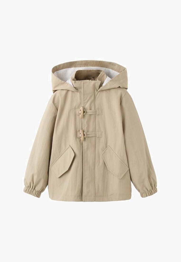 Veste beige à capuche avec deux fermetures à bascule en bois, poches à rabat latérales et poignets élastiques.