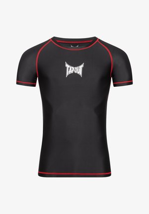 Schwarzes kurzärmliges Sportshirt mit roten Akzenten und einem TAPOUT-Logo auf der Vorderseite. Glatte Textur, taillierte Passform, runder Ausschnitt.