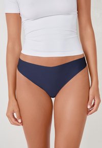Himbeerblaues Bikini-Unterteil mit einem schlanken Design, niedrig geschnitten, glatter Textur und Seitennähten, die eine abgeschrägte Silhouette erzeugen.
