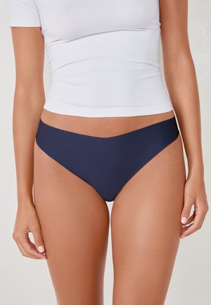 Himbeerblaues Bikini-Unterteil mit einem schlanken Design, niedrig geschnitten, glatter Textur und Seitennähten, die eine abgeschrägte Silhouette erzeugen.