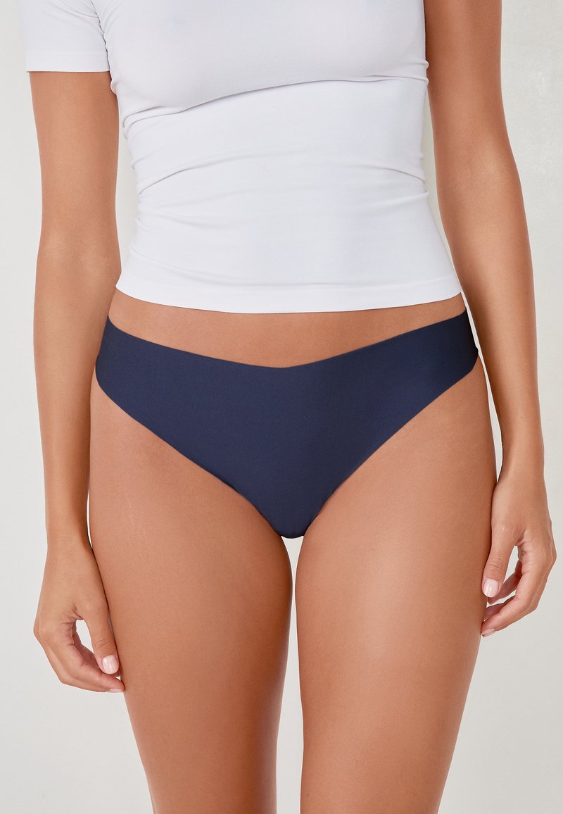 Himbeerblaues Bikini-Unterteil mit einem schlanken Design, niedrig geschnitten, glatter Textur und Seitennähten, die eine abgeschrägte Silhouette erzeugen.