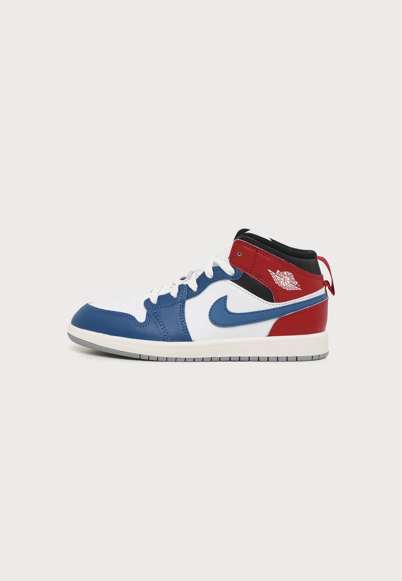 Μέσος-ψηλός αθλητικός παπούτσι Nike Air Jordan σε κόκκινο, άσπρο, μπλε και μαύρο με άσπρα κορδόνια και το λογότυπο φτερών Air Jordan στο πλάι.