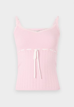 Roza rebrasta majica na bretele z lace obrobo, z vrvico za prilagajanje v pasu in strukturiranim vzorcem, zasnovana z tankimi nastavljivimi naramnicami.