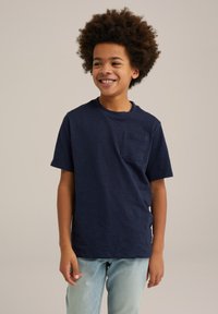 Tumši zilas krāsas kokvilnas T-krekls ar noapaļotu kaklu, īsām piedurknēm un krūšu kabatu. Gluda tekstūra ar maigu heather rakstu.