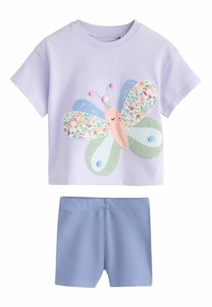 Lilla kortærmet skjorte med farverig sommerfugleapplikation kombineret med matchende lyseblå shorts til små piger.