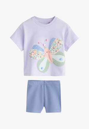 Lilla kortærmet skjorte med farverig sommerfugleapplikation kombineret med matchende lyseblå shorts til små piger.