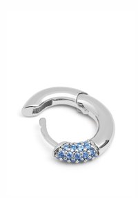 Orecchino a cerchio in argento con una finitura liscia e lucida. Presenta un grappolo di pietre azzurre chiare a un'estremità, che aggiungono texture e interesse visivo.