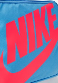 Nike Sportswear CLASSIC UNISEX - Mochila - football grey/university blue/bright crimson