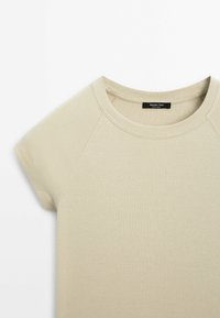 Sweat-shirt beige à manches courtes, col rond, manches raglan et coutures visibles, signé Massimo Dutti.