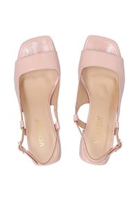 Roze hoge hakken met een vierkante teen, bovenwerk van lakleer, uitsparingen aan de zijkanten en een verstelbare enkelband. Glad binnenwerk en logo.