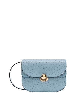 Lichtblauwe, gestructureerde leren crossbodytas met gouden ronde sluiting en smalle schouderriem, ovale vorm.