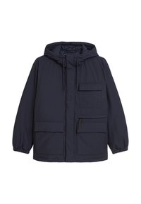 Granatowa kurtka z kapturem wykonana z gładkiego materiału, z dwoma dużymi przednimi kieszeniami i mniejszą kieszenią na klatce piersiowej, z elastycznymi mankietami i zamkami błyskawicznymi.