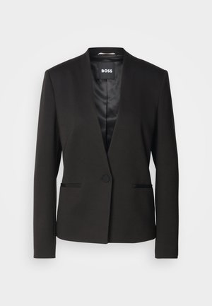 Blazer nero con collo a rever, chiusura con un bottone e due tasche anteriori. Realizzato in tessuto liscio con una fodera in satin.