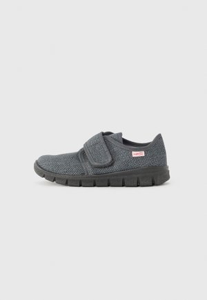 Graue Textilsneaker mit einem Klettverschluss, gepolstertem Boden, strukturiertem Finish und ausgeprägter schwarzer Gummisohle. Beschriftet mit "superfit."