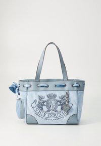 Geantă tote bleu deschis cu accente din piele, logo brodat și charm decorativ în formă de inimă. Dispune de două mânere și detaliu cu fundă laterală.