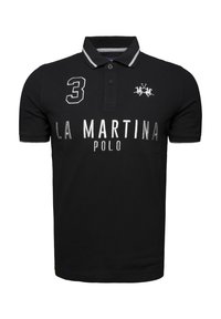 Sort poloshirt lavet af bomuld, med en forst�ærket krave, grå detaljer, broderet "3" og teksten "LA MARTINA POLO" i hvid.