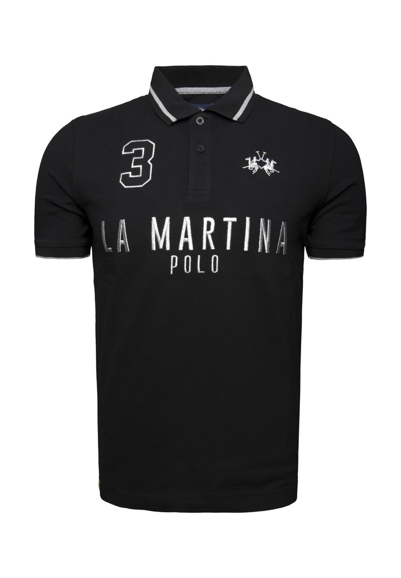 Sort poloshirt lavet af bomuld, med en forstærket krave, grå detaljer, broderet "3" og teksten "LA MARTINA POLO" i hvid.