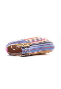 Scarpa in tessuto multicolore con strisce orizzontali blu, rosa, giallo e arancio. Presenta una punta arrotondata e un accento decorativo metallico.