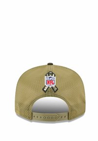 Khakifarbene Baseballmütze mit einem strukturierten Mesh-Muster. Verfügt über ein NFL-Logo-Patch und einen verstellbaren Snapbackverschluss für bequeme Größenanpassung.