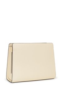 Borsa a mano in pelle beige con forma rettangolare strutturata, texture liscia, design minimalista e bordo scuro a contrasto lungo i bordi.