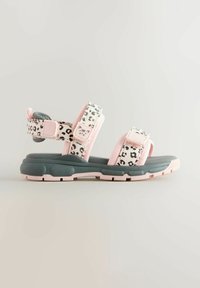 Sandale med leopardmönster med rosa remmar, grå vadderad sula, justerbara kardborrefästen och texturerad innersula för komfort.