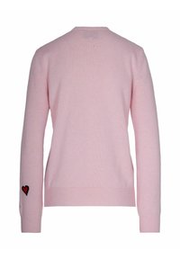 Maglione rosa lavorato a maglia con maniche lunghe. Presenta un ricamo a forma di piccolo cuore rosso sulla manica sinistra. Collo e orlo a coste.