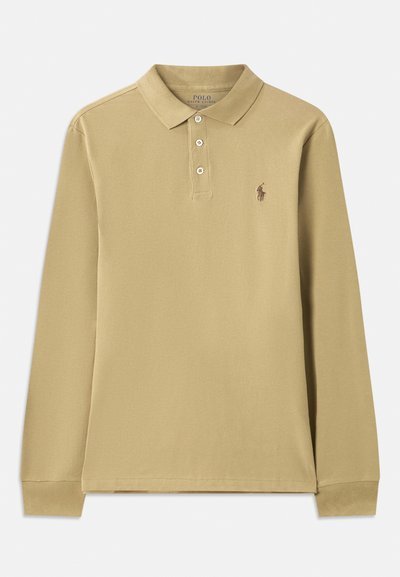 Camisa polo de manga longa em algodão beje, apresentando um colarinho, pala de três botões e pequeno logótipo bordado no peito.