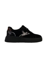 Sneaker di velluto nero con suola spessa e scanalata, caratterizzato da un'accattivante finitura argentata sul lato e un colletto morbido.