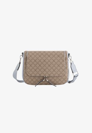 Beige mønstret crossbody taske med klaplukning, udstyret med sølvhardware og en aftagelig lyseblå rem. To lynlåsdragere på fronten.