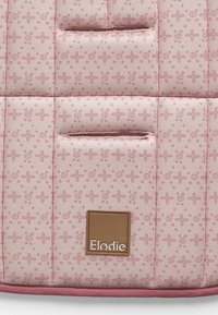 Vadderat rosa tyg med ett blommönster och ett tygmärke i brunt läder som är märkt "Elodie." Accentuerat med mörkare rosa kanter.