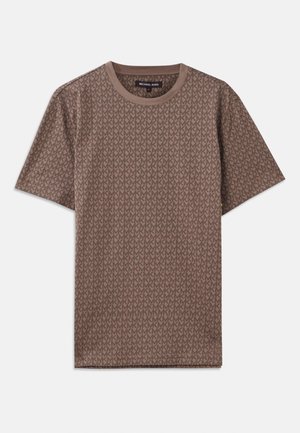 T-shirt castanho de manga curta com um padrão repetido do logótipo MK, decote redondo e textura de tecido suave.