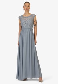 Abito da sera azzurro chiaro con corpetto in pizzo, maniche ad aletta e gonna in chiffon fluente. Dettagliato con una vita aderente e un motivo floreale testurizzato.