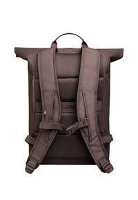 Hnědý batoh s rolovacím vrškem, polstrovaným síťovaným zadním panelem, nastavitelnými popruhy a kovovou sponou, který se vyznačuje minimalistickým designem a odolnou tkaninou.