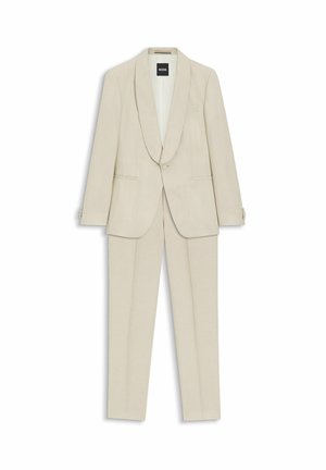 Completo beige a due pezzi con blazer monopetto a un bottone con rever a scialle e pantaloni aderenti abbinati, mostrato disteso su sfondo bianco.