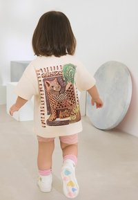 Next REGULAR FIT-AND SET - Shorts - ecru leopard